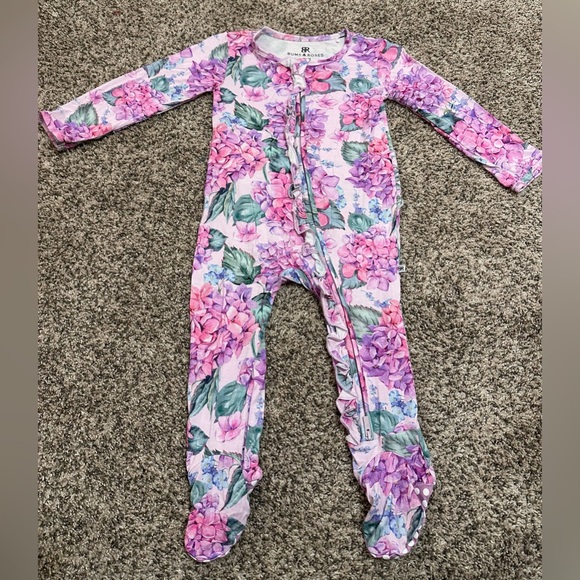 Bums and Roses You Had Me At Hydrangea Ruffle Footie 2T - Picture 2 of 9